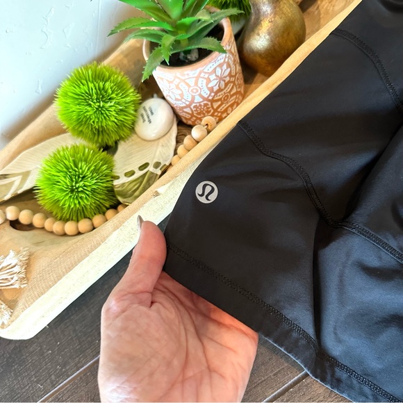 Lululemon Women’s Black & White Lined Tennis Skirt  Size 6 #515 - Picture 3 of 4